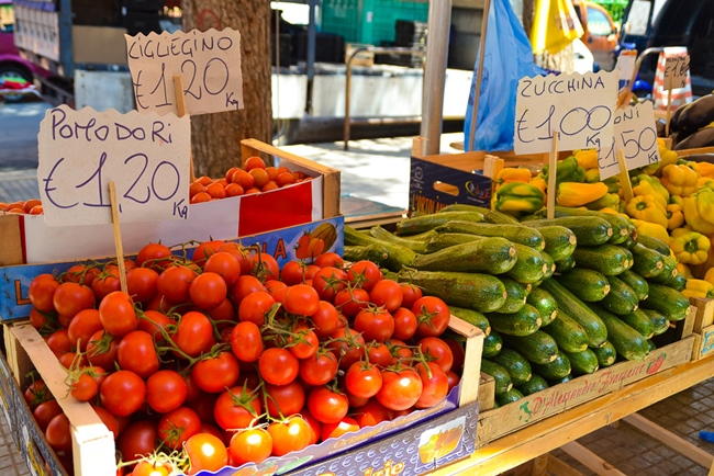 What to do in Brindisi? Go by the local fresh food market